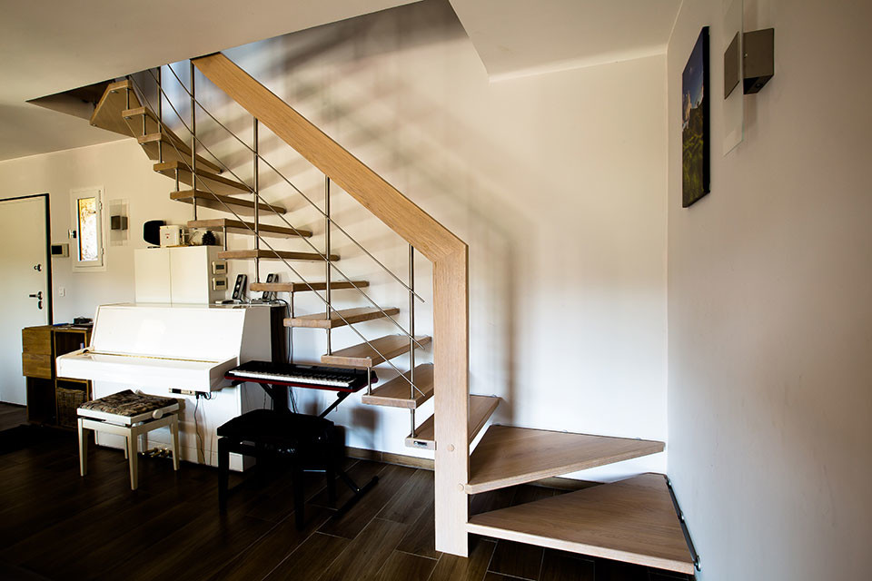 Réalisation de escalier in U With des marches en bois.