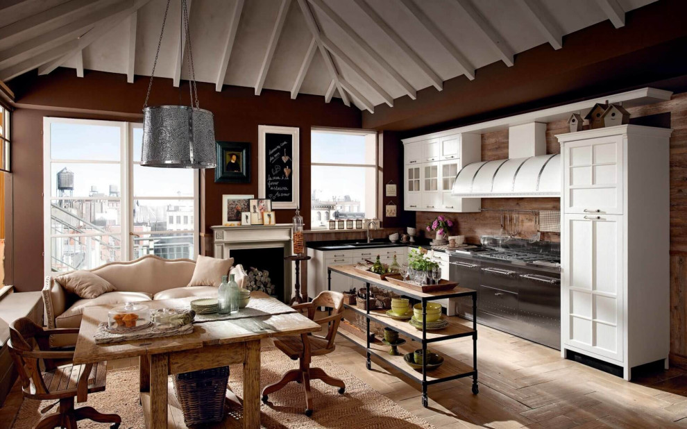 オースティンにある高級な中くらいなシャビーシック調のおしゃれなキッチン (ダブルシンク、シェーカースタイル扉のキャビネット、白いキャビネット、大理石カウンター、白いキッチンパネル、木材のキッチンパネル、白い調理設備、無垢フローリング、茶色い床、黒いキッチンカウンター、三角天井) の写真