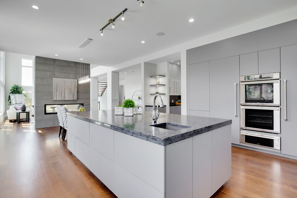 Kitchen - transitional kitchen idea in Calgary
