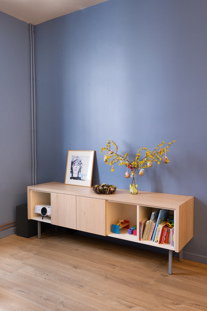 Exemple d'un grand salon tendance fermé avec une bibliothèque ou un coin lecture, un mur bleu, un sol en bois brun et un sol marron.