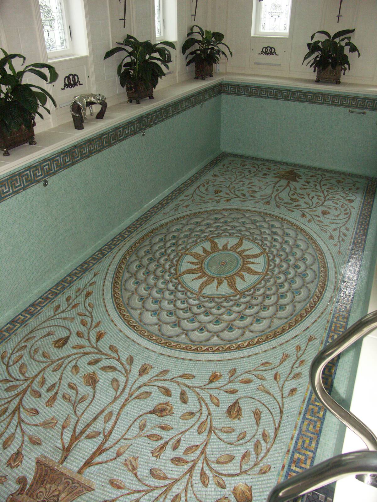 Мозаика на дне бассейна в Римском стиле