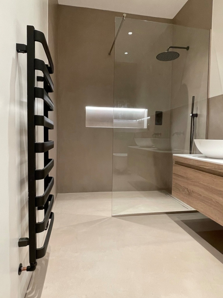 Inredning av ett modernt mellanstort vit vitt badrum med dusch, med släta luckor, skåp i mellenmörkt trä, våtrum, bruna väggar, betonggolv, ett fristående handfat, bänkskiva i kvarts, brunt golv och med dusch som är öppen