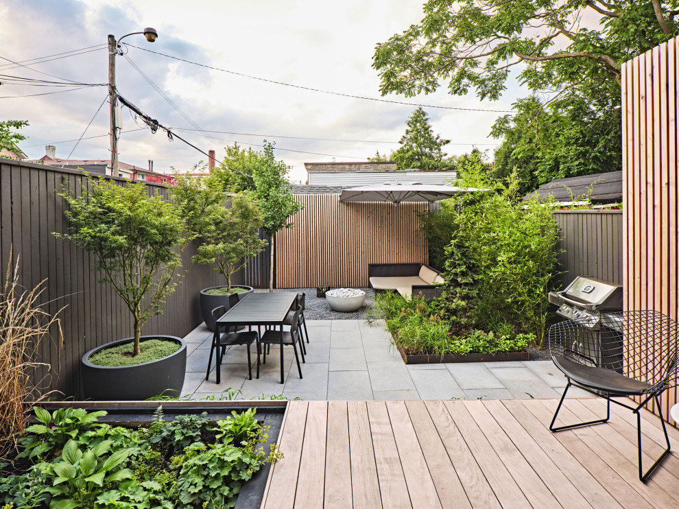 Идея дизайна: маленький летний регулярный сад на заднем дворе в современном стиле с садовой дорожкой или калиткой, полуденной тенью, мощением тротуарной плиткой и с деревянным забором для на участке и в саду