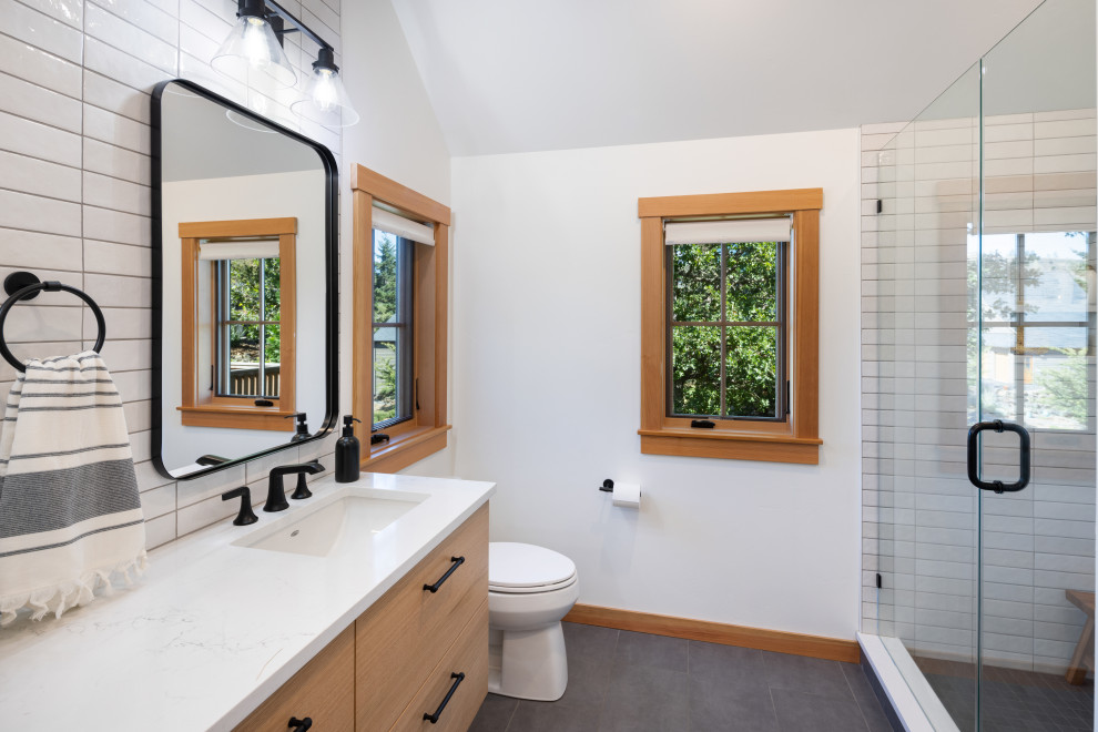 Esempio di una stanza da bagno padronale minimalista di medie dimensioni con piastrelle grigie, pareti bianche, due lavabi e mobile bagno sospeso