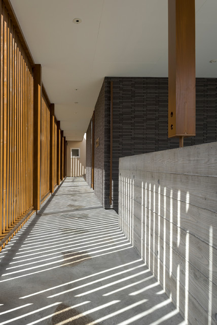 雁木の家 moderno-porche