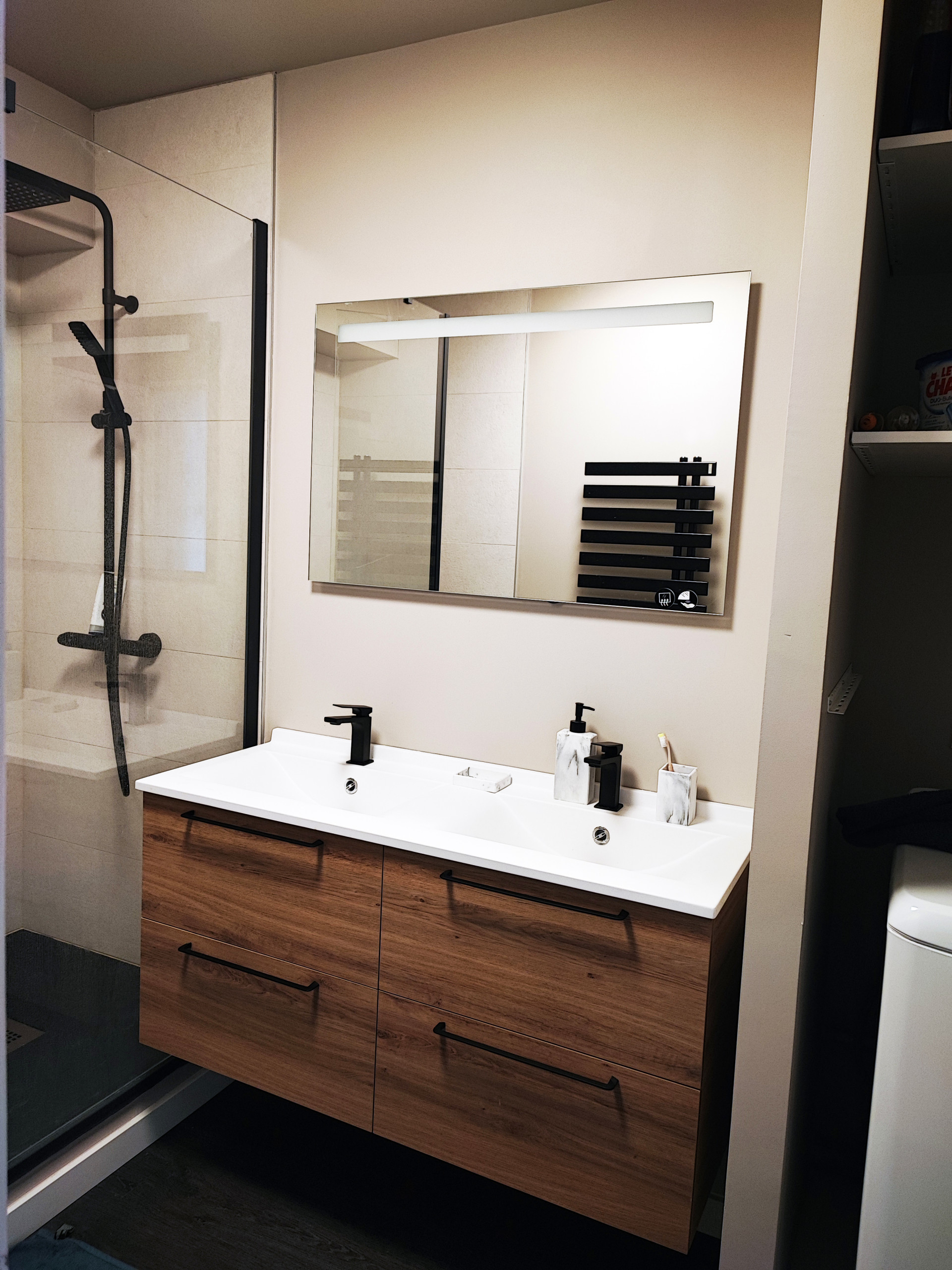 Salle d'eau dans un appartement optimisé