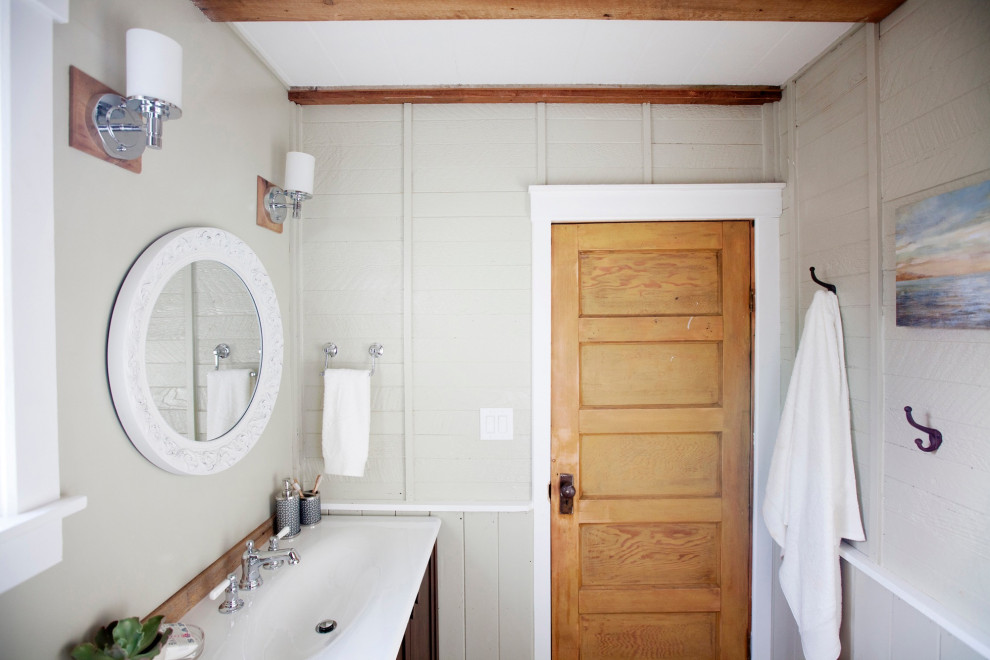 Bathroom - rustic bathroom idea