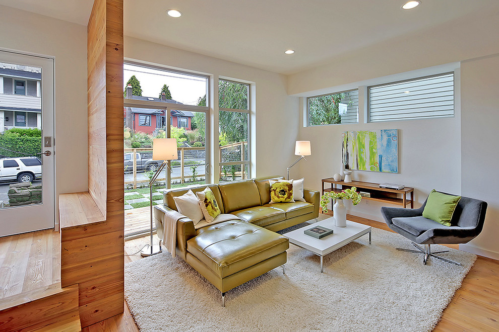 Design ideas for a modern living room in Seattle.