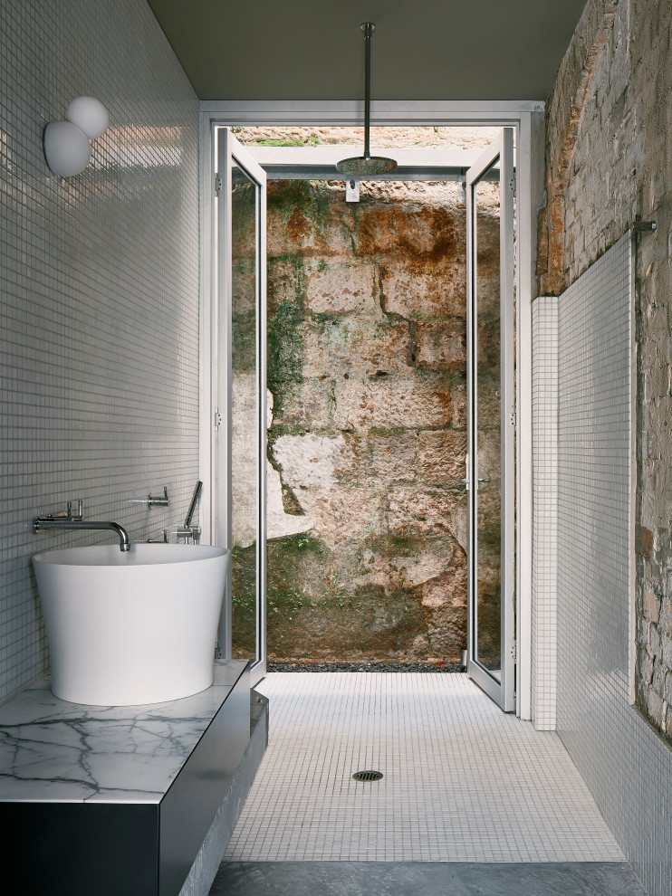 Exempel på ett industriellt vit vitt badrum, med släta luckor, svarta skåp, en kantlös dusch, vit kakel, mosaik, mosaikgolv, ett fristående handfat, vitt golv och med dusch som är öppen