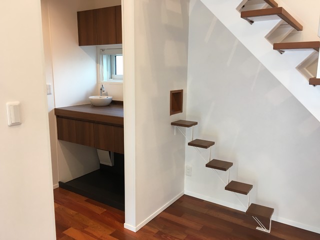 吹き抜けに設置した猫家具 Moderne Yokohama Par 株式会社 建築工房 稗造 Houzz