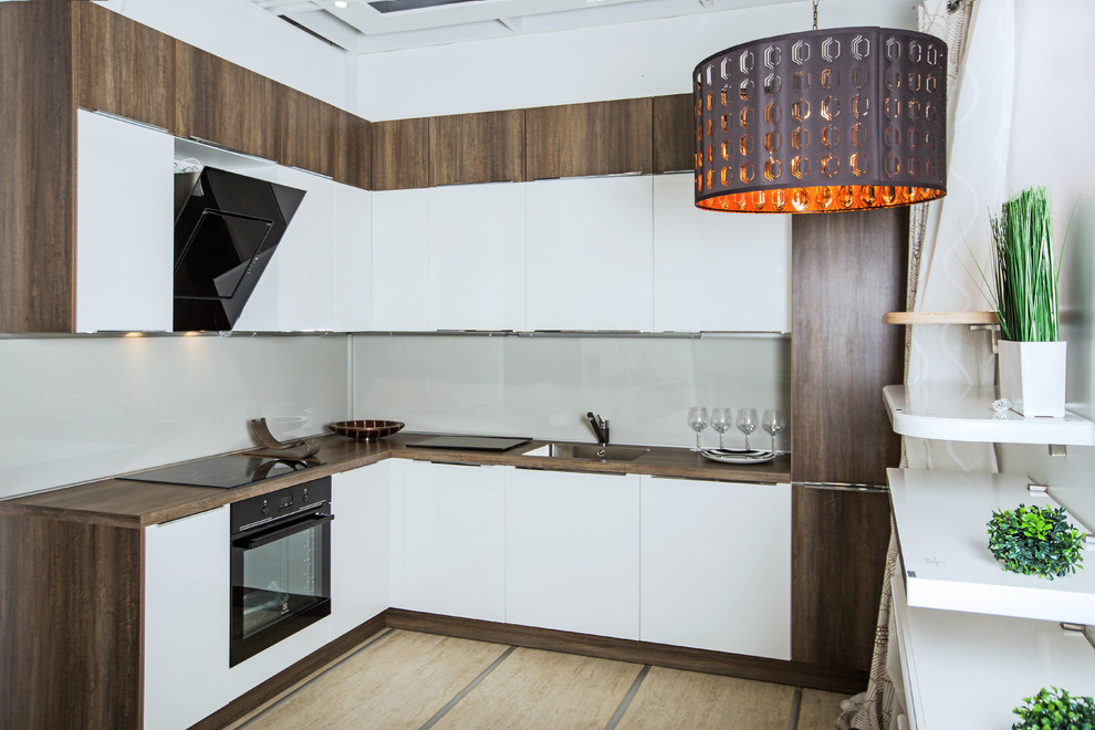Свежая идея для дизайна: угловая кухня в современном стиле с столешницей из ламината - отличное фото интерьера