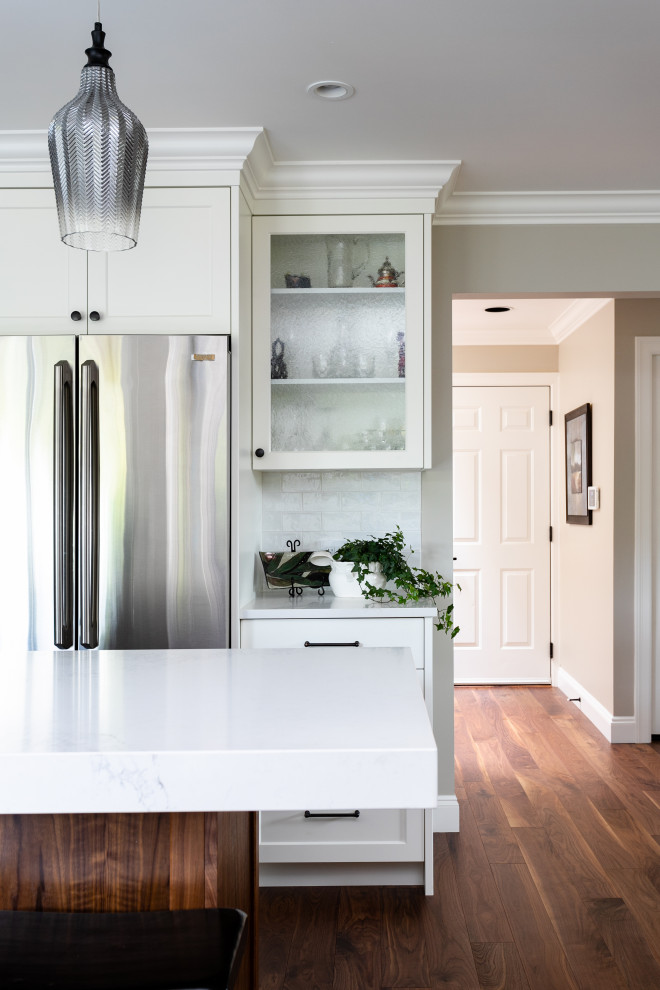 Kitchen - transitional kitchen idea in Vancouver