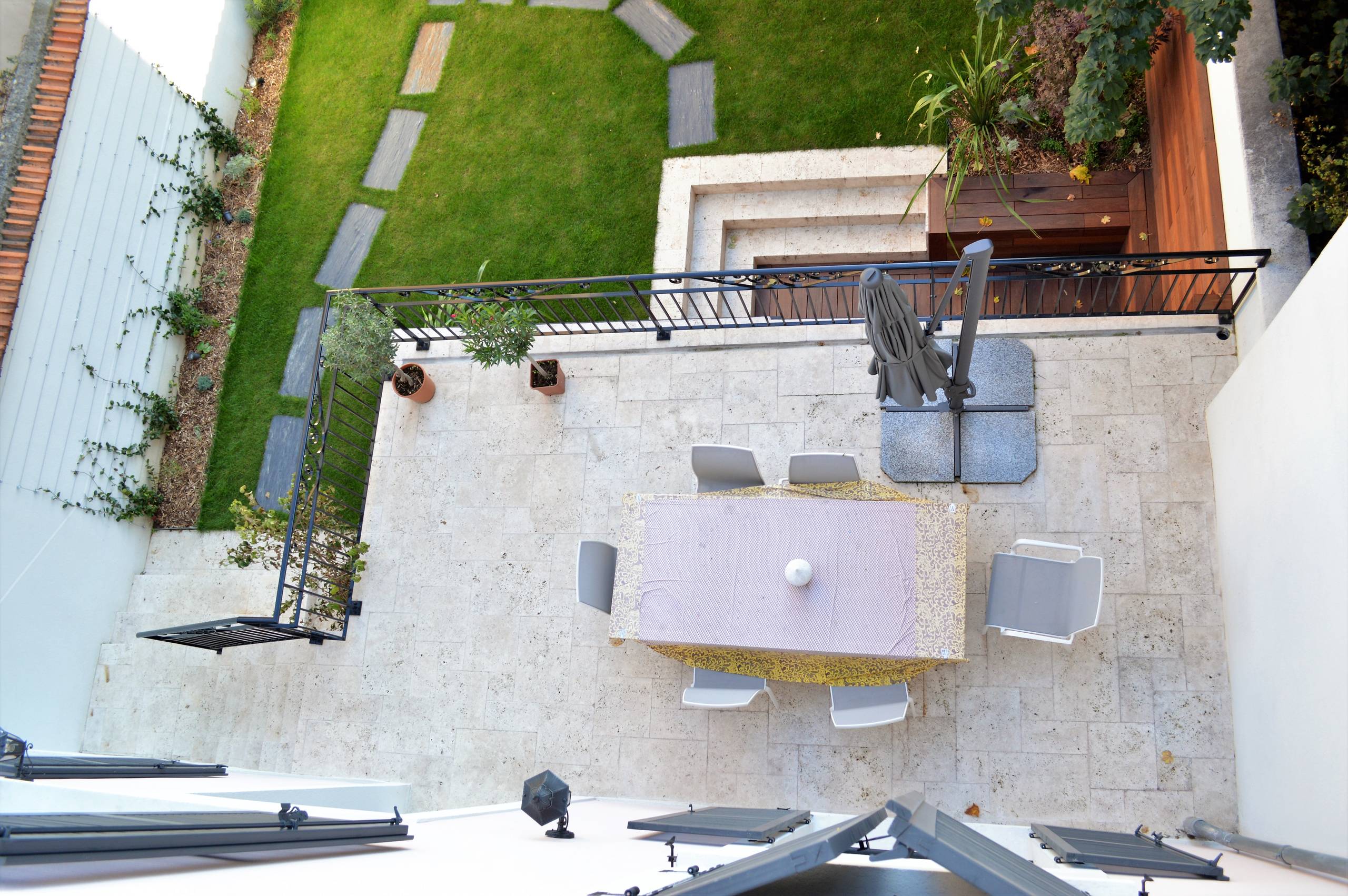 Utilisation de matériaux nobles en rappel du style de la maison