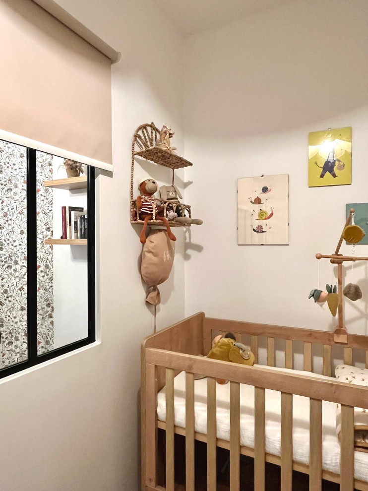 Intérieur d'une CHAMBRE BEBE créée dans un salon avec une verrière