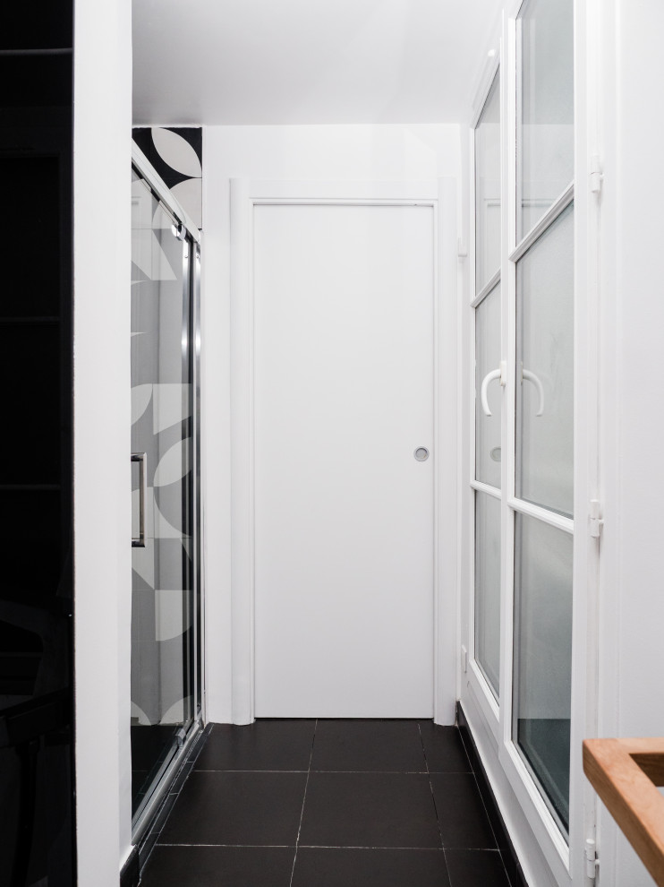 Großes Modernes Badezimmer En Suite mit weißen Schränken, bodengleicher Dusche, schwarz-weißen Fliesen, weißer Wandfarbe, schwarzem Boden und Falttür-Duschabtrennung in Paris