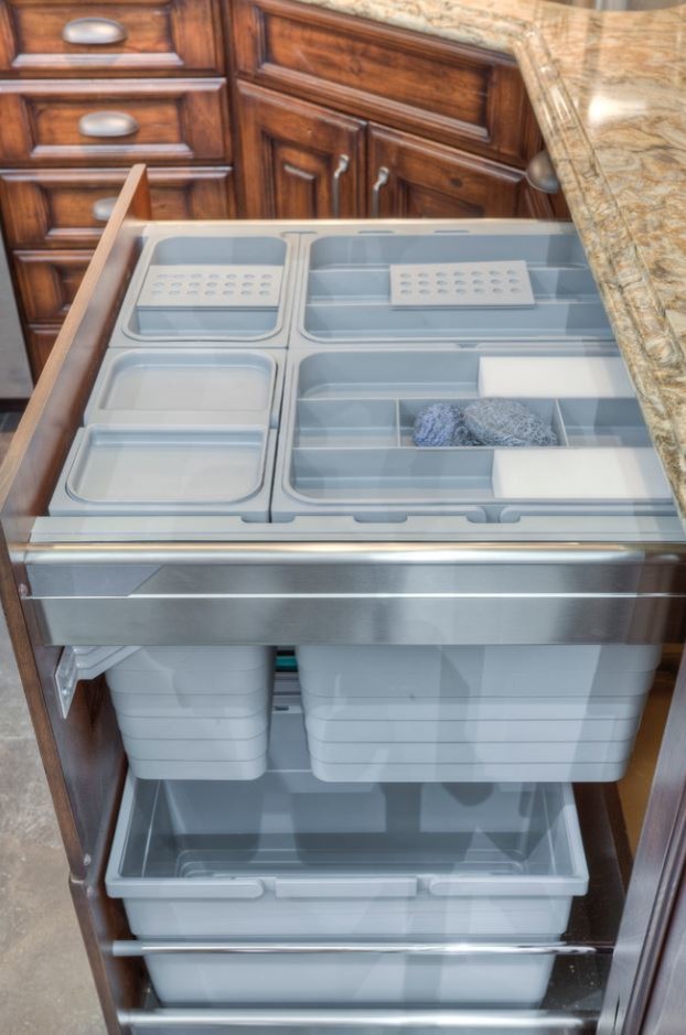 Example of a large mountain style u-shaped porcelain tile eat-in kitchen design in Toronto with an undermount sink, raised-panel cabinets, brown cabinets, quartz countertops, beige backsplash, stainless steel appliances and an island