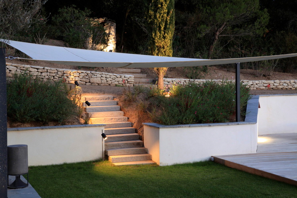 This is an example of a contemporary garden in Marseille.