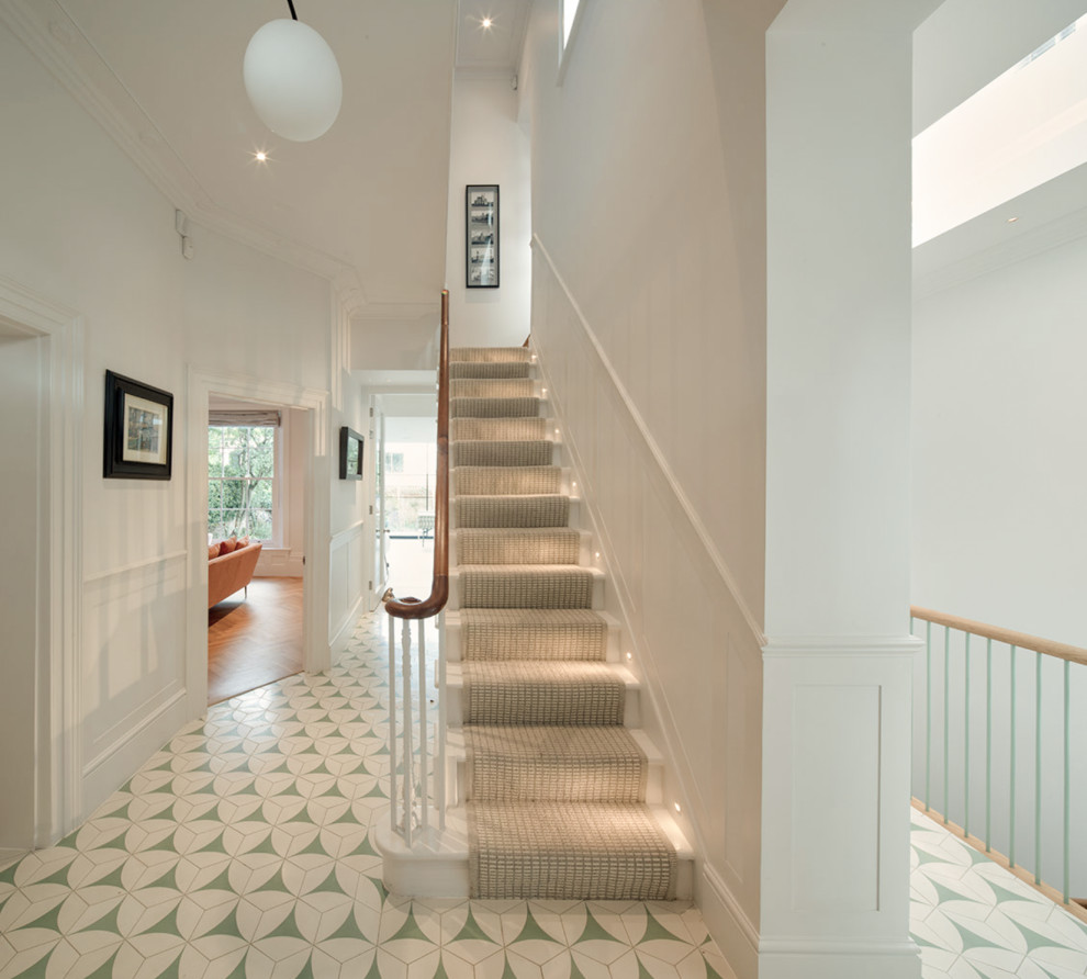 Esempio di un ampio ingresso o corridoio contemporaneo con pareti bianche e pavimento con piastrelle in ceramica
