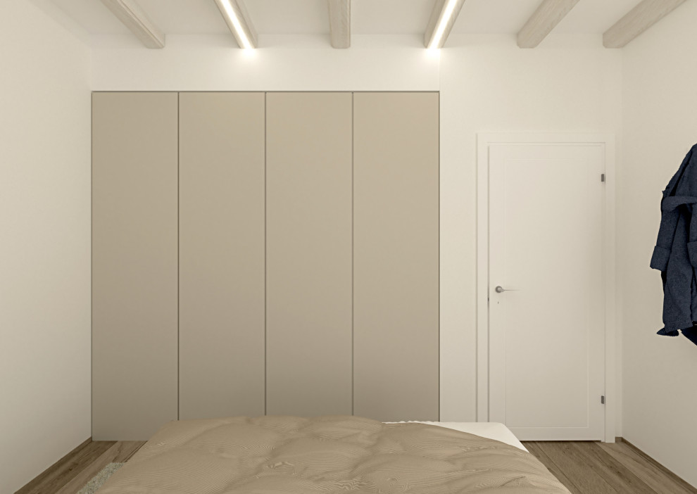 Modelo de armario y vestidor unisex actual de tamaño medio con a medida, armarios con paneles lisos, puertas de armario beige, suelo de madera clara, suelo beige y vigas vistas