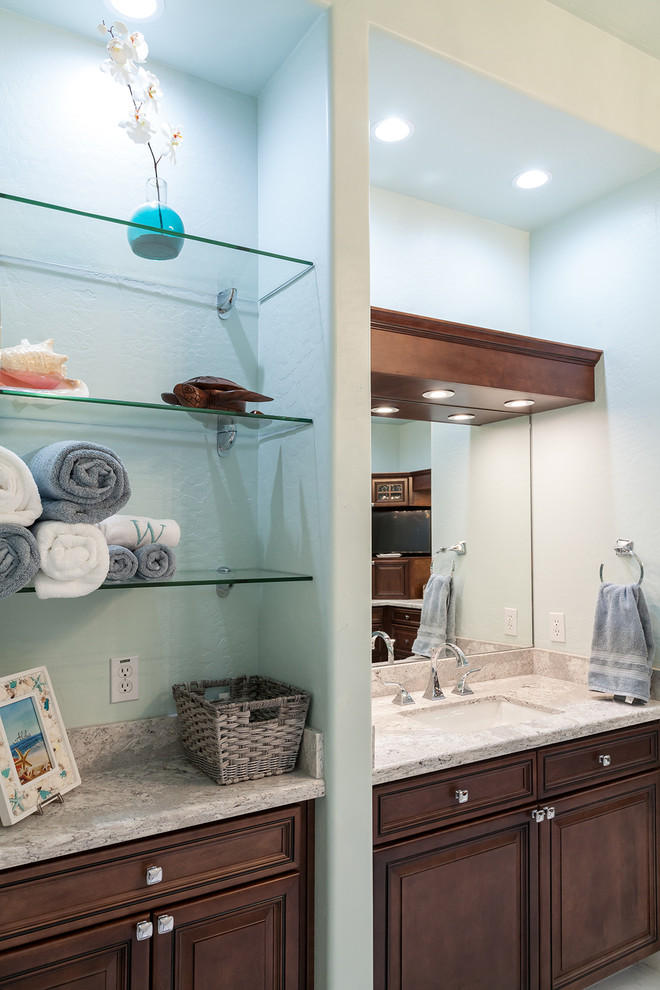 Transitional home design photo in Phoenix