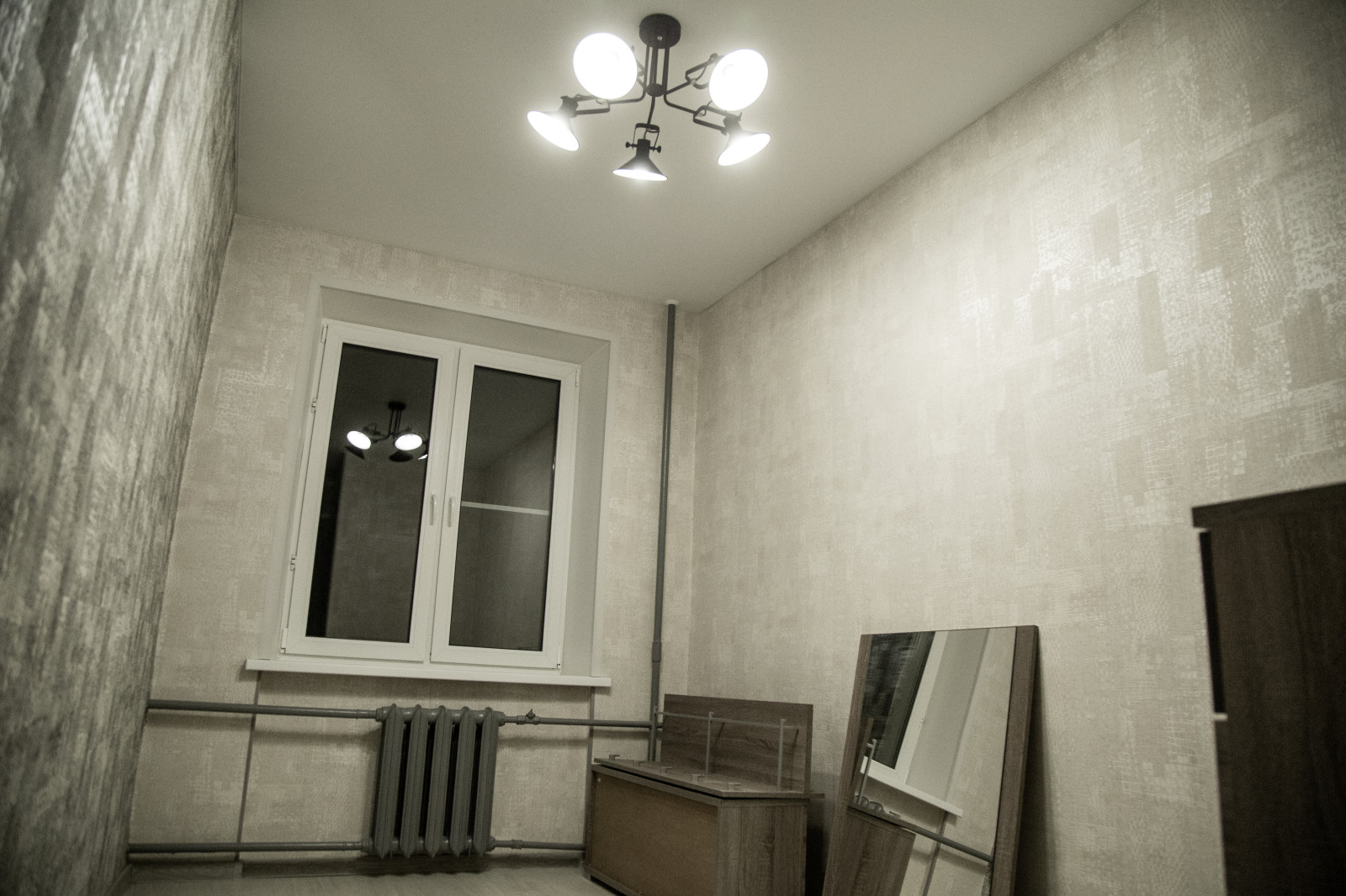 Спальня вид на окно