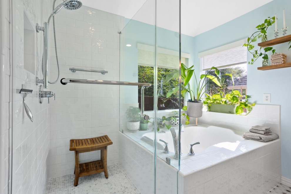 На фото: маленькая главная ванная комната в стиле модернизм с фасадами с декоративным кантом, светлыми деревянными фасадами, угловой ванной, угловым душем, биде, белой плиткой, керамогранитной плиткой, синими стенами, полом из мозаичной плитки, врезной раковиной, столешницей из искусственного кварца, серым полом, душем с распашными дверями, белой столешницей, сиденьем для душа, тумбой под одну раковину, подвесной тумбой и сводчатым потолком для на участке и в саду с