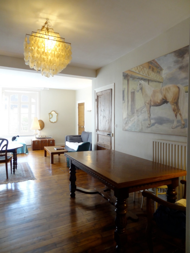 Idee per un grande soggiorno bohémian chiuso con pareti beige, pavimento in legno massello medio, pavimento marrone e soffitto ribassato
