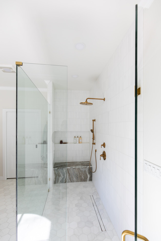 На фото: ванная комната в стиле модернизм с душем без бортиков, белой плиткой, мраморной плиткой, белыми стенами, мраморным полом, столешницей из гранита, белым полом, душем с распашными дверями, серой столешницей и сиденьем для душа с