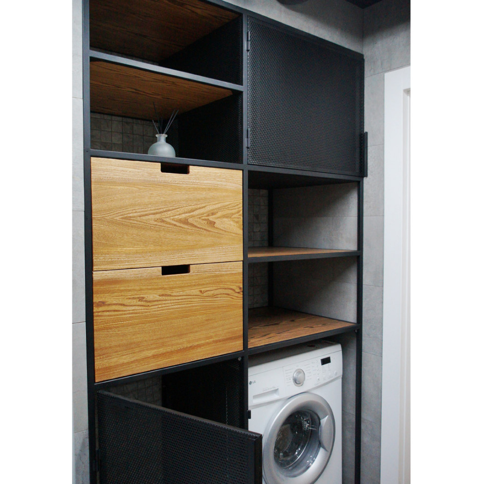 Встроенный шкаф с перфорированными дверцами