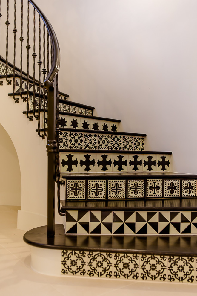 Cette image montre un escalier courbe design de taille moyenne avec des marches en bois et des contremarches carrelées.