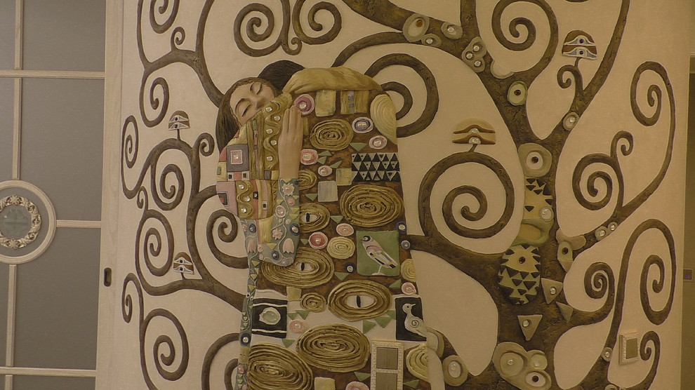 Барельеф с росписью