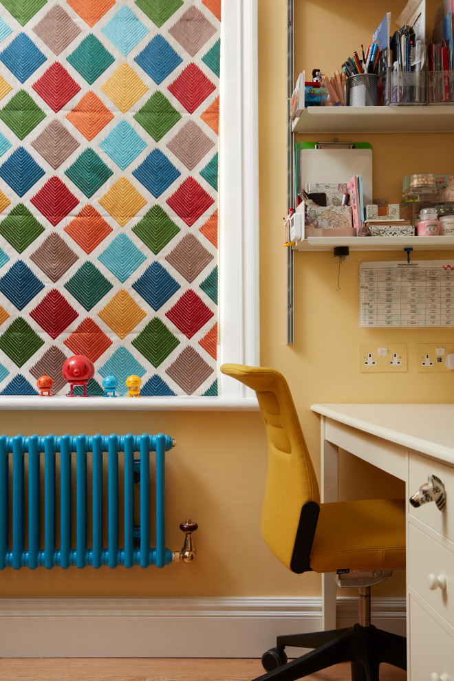 Idee per un piccolo ufficio boho chic con parquet chiaro, scrivania autoportante e pavimento beige