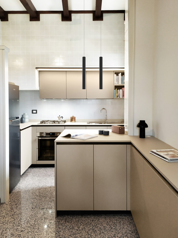 This is an example of a contemporary kitchen in Venice.