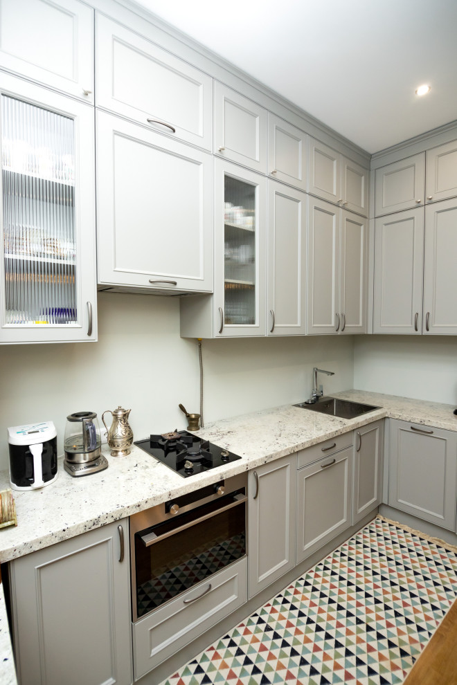 Светло-серая кухня в классическом стиле