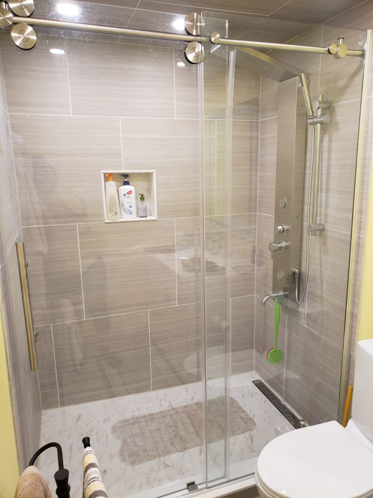 Источник вдохновения для домашнего уюта: ванная комната среднего размера в классическом стиле с фасадами в стиле шейкер, белыми фасадами, двойным душем, унитазом-моноблоком, желтыми стенами, полом из керамической плитки, столешницей из кварцита, душем с раздвижными дверями, нишей, тумбой под одну раковину и напольной тумбой