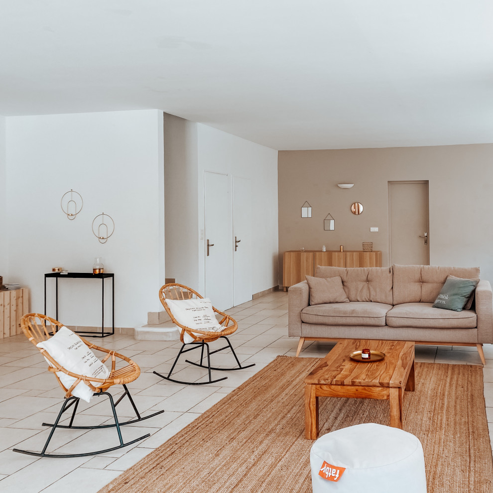 Imagen de salón para visitas abierto y blanco y madera nórdico extra grande sin chimenea con paredes beige, suelo de travertino y suelo blanco