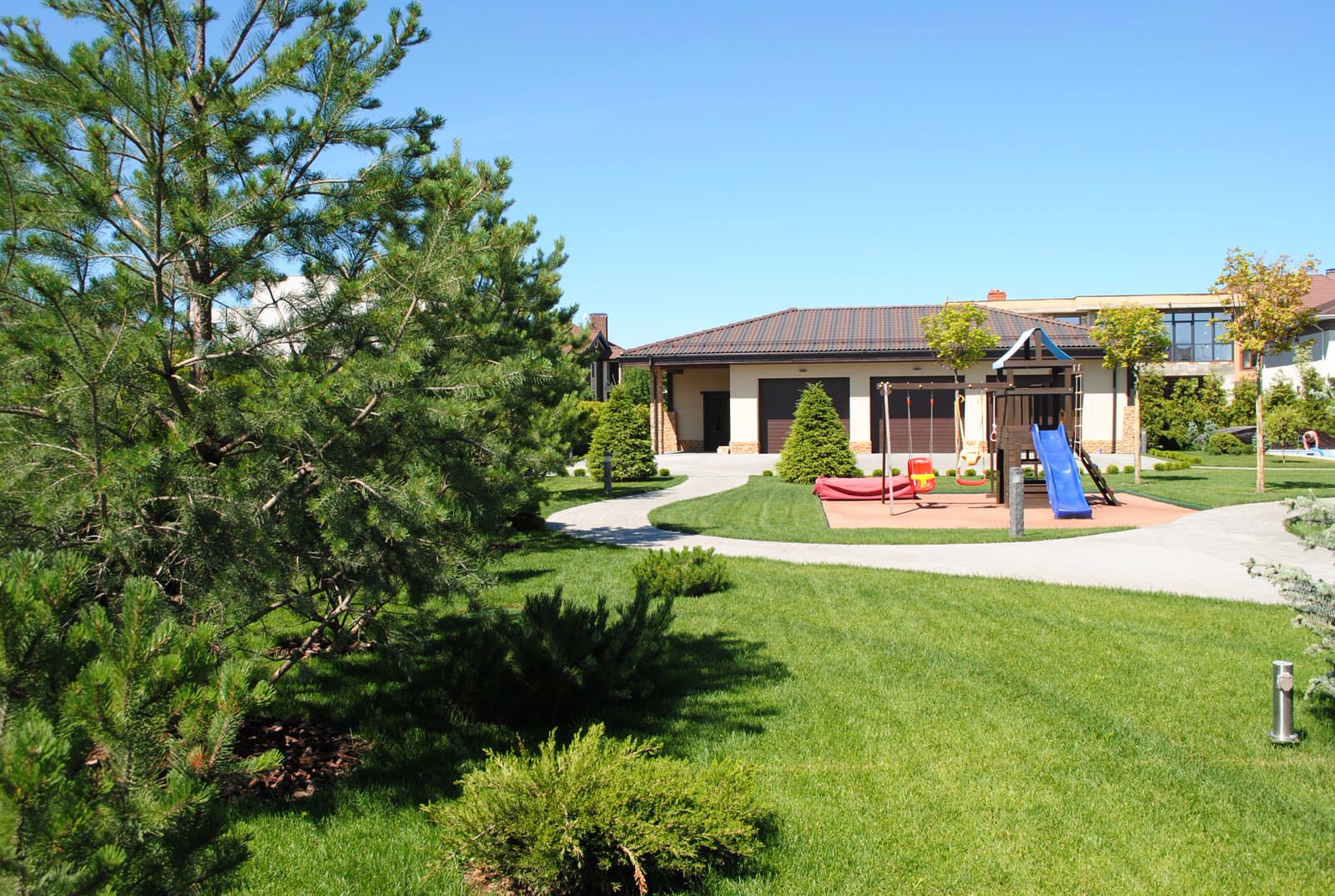 Сад с хвойными растениями