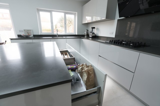 Kitchen Packed with Clever Storage contemporaneo-cocina