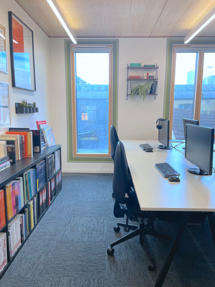 Inspiration pour un très grand bureau vintage avec un mur vert, moquette, un bureau indépendant et un sol bleu.