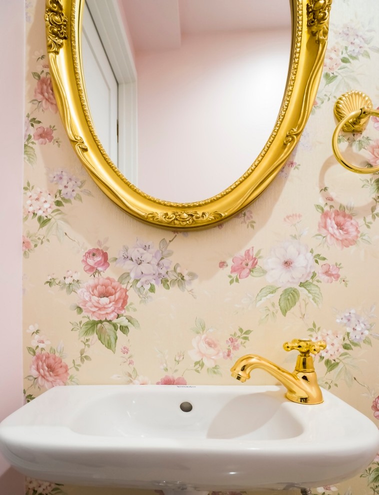 東京23区にあるトラディショナルスタイルのおしゃれなトイレ・洗面所の写真