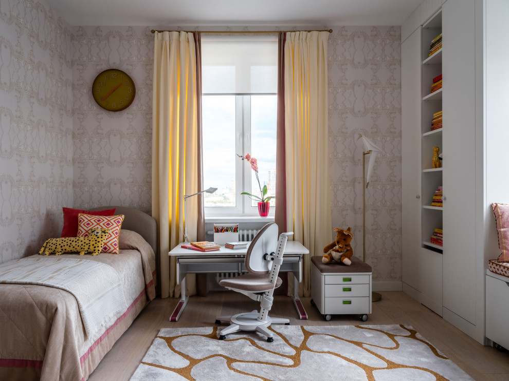 Exemple d'une grande chambre d'enfant de 4 à 10 ans tendance avec un mur beige, un sol en bois brun, un sol beige et du papier peint.