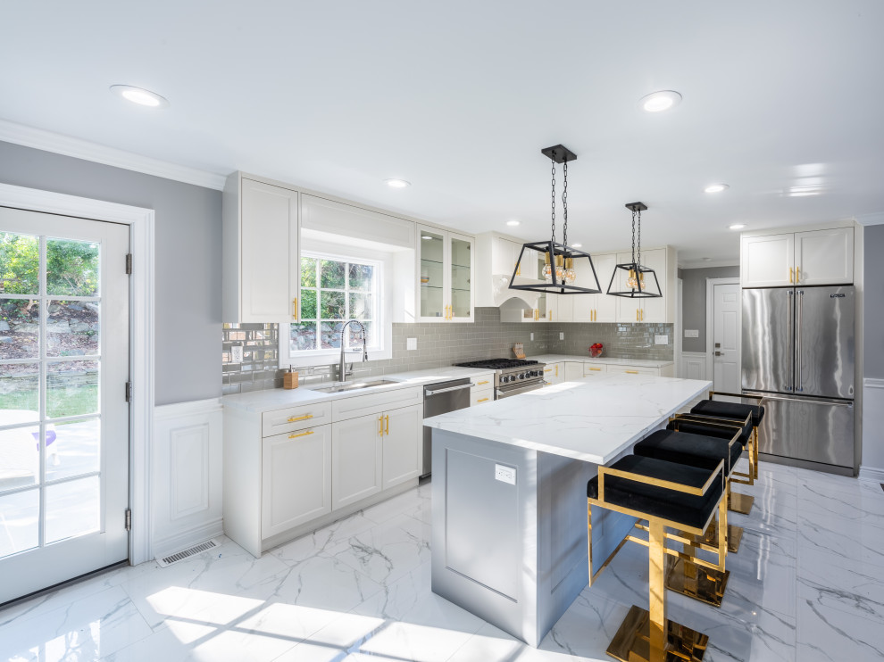 Kitchen - transitional kitchen idea in New York