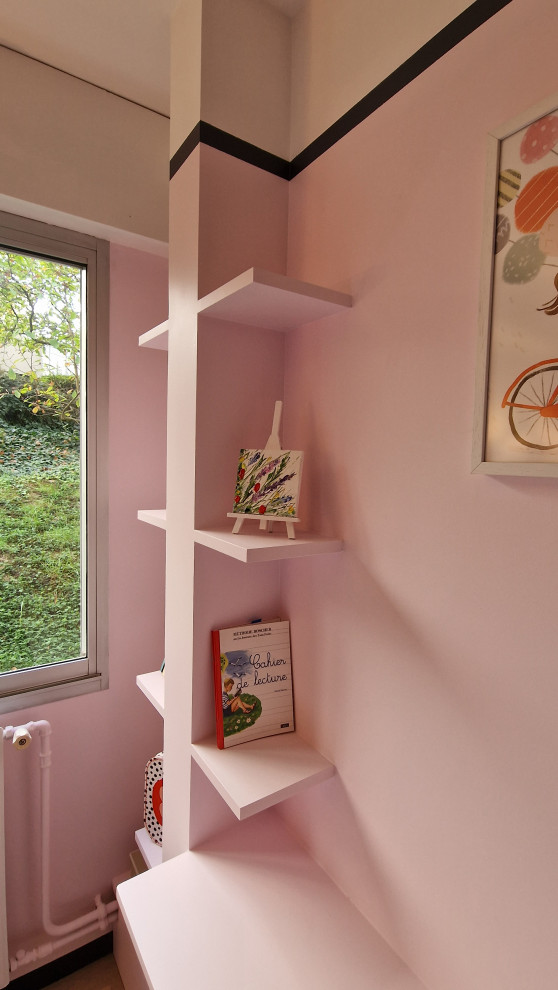 Imagen de habitación de niña de 4 a 10 años tradicional renovada de tamaño medio con paredes rosas, suelo laminado, suelo beige y escritorio
