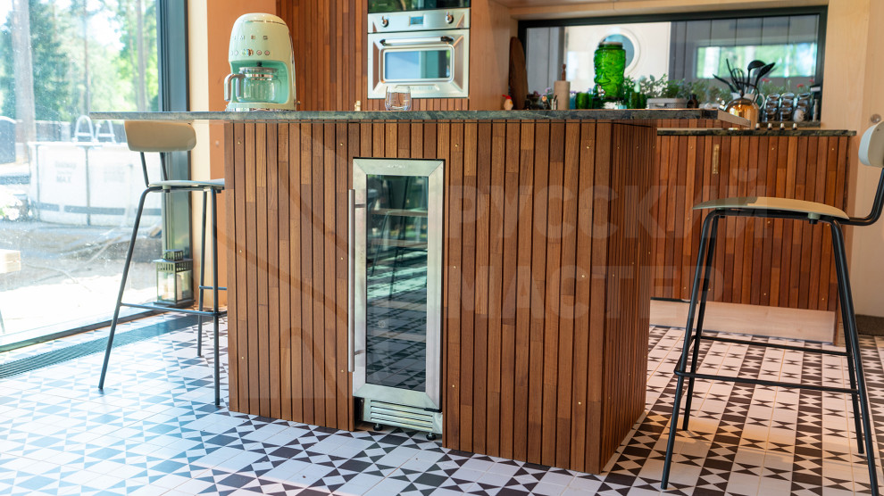 Гостевой дом: фасад из скандинавской доски, рейки из тика и шпонированные панели