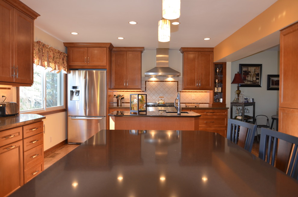 Kitchen - transitional kitchen idea in Chicago