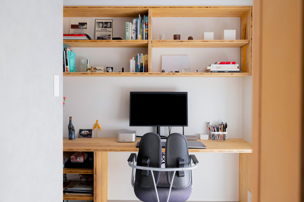 Diseño de despacho gris rústico pequeño sin chimenea con paredes grises, suelo de cemento, escritorio empotrado, suelo gris, papel pintado y papel pintado