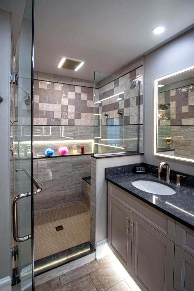 Bild på ett stort vintage grå grått en-suite badrum, med vita skåp, en jacuzzi, en hörndusch, beige kakel, grå väggar, klinkergolv i keramik, ett undermonterad handfat, bänkskiva i kvarts, grått golv och dusch med gångjärnsdörr