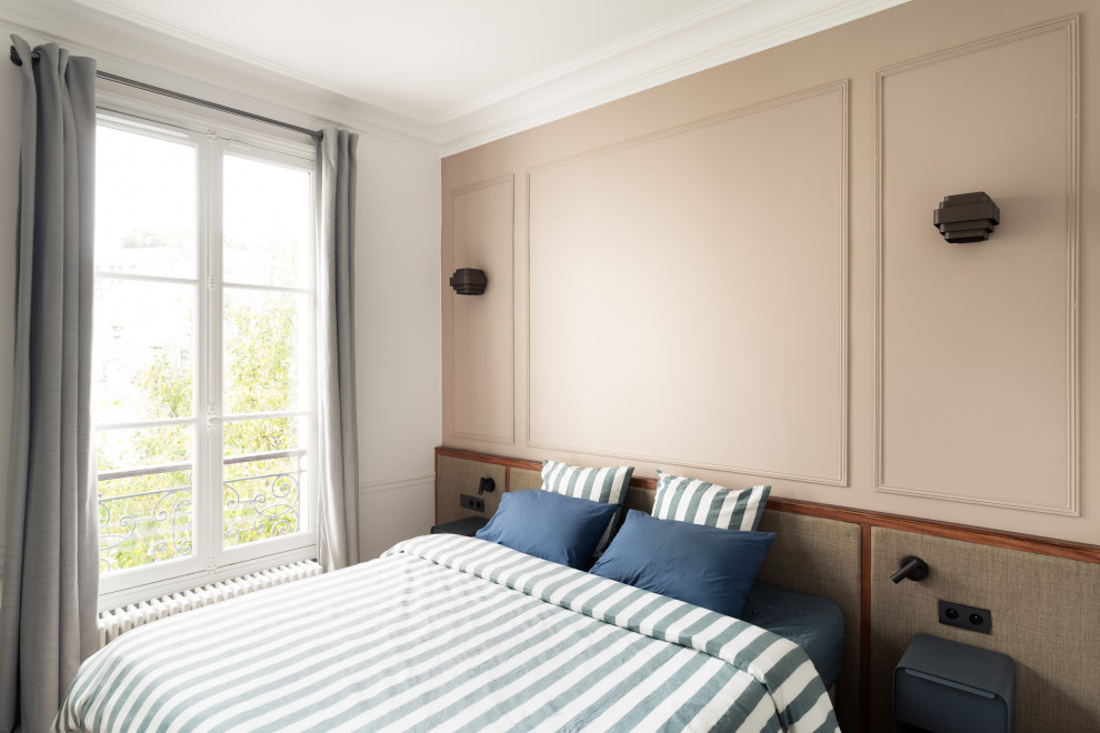Inspiration pour une chambre parentale haussmannienne et beige et blanche minimaliste en bois de taille moyenne avec un mur beige, parquet clair, une cheminée standard, un manteau de cheminée en pierre et un plafond en bois.