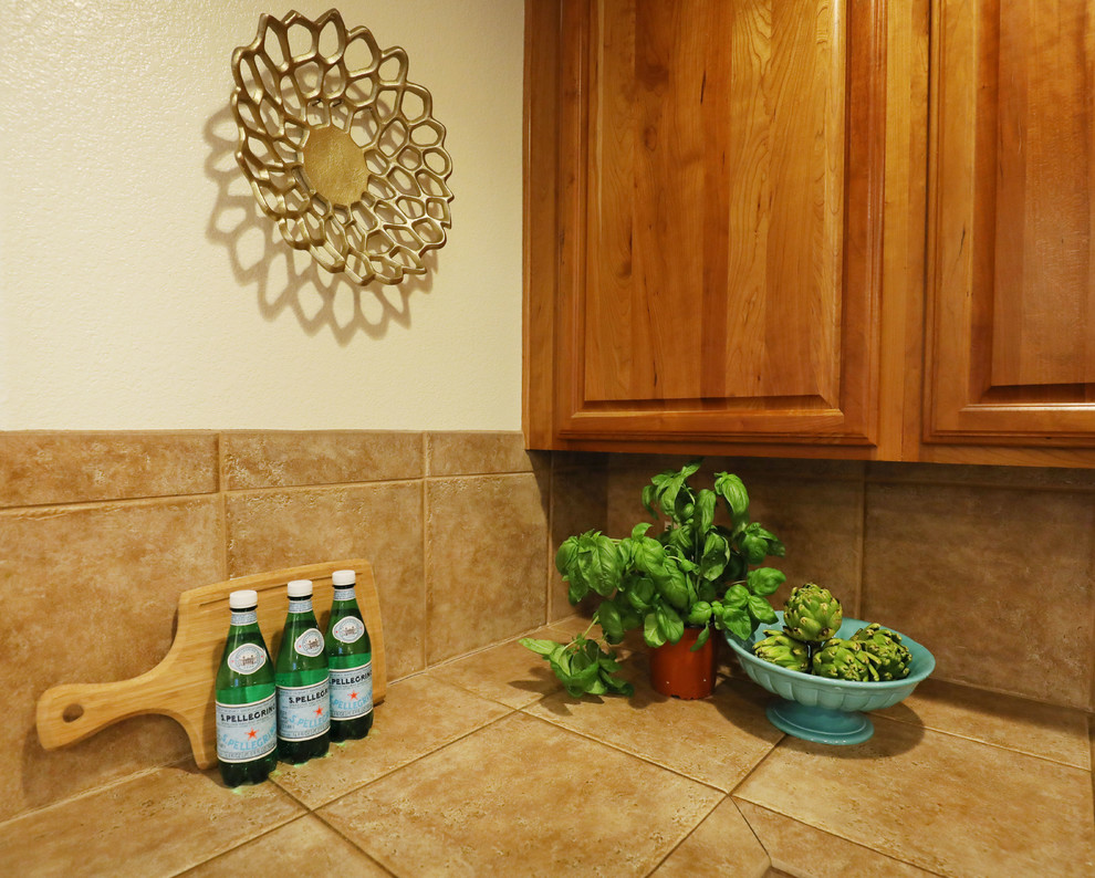 Example of a transitional home design design in Phoenix