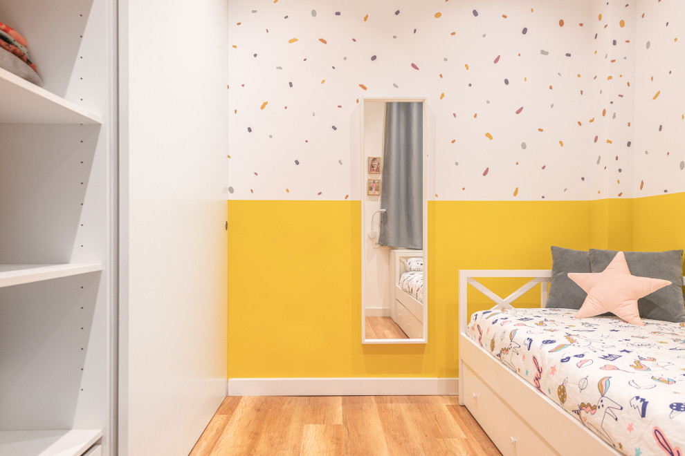 Exempel på ett mellanstort könsneutralt barnrum kombinerat med sovrum och för 4-10-åringar, med flerfärgade väggar, vinylgolv och beiget golv